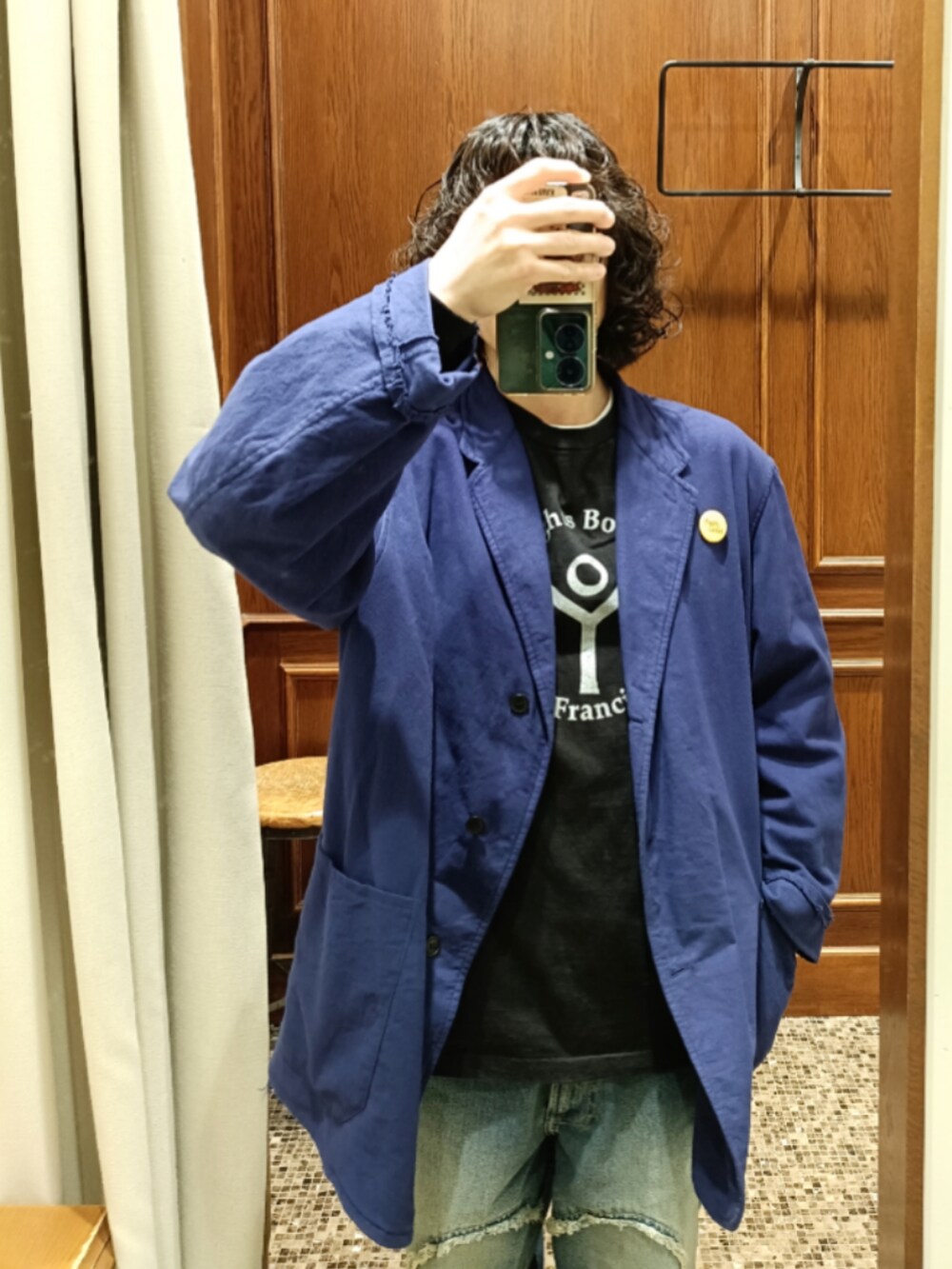 ブルー系のジャケット/アウター、ブラック系のTシャツ/カットソー、ブルー系のデニムパンツを着用したメンズの冬コーディネートの2枚目の写真