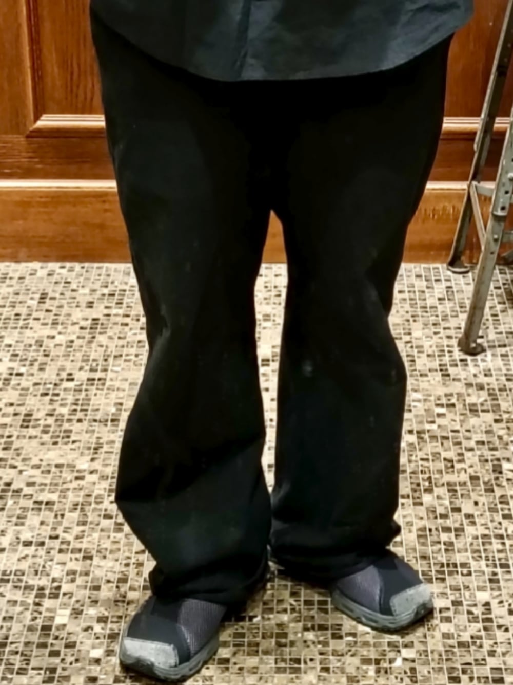 ブラック系のシャツ/ブラウス、ブラック系のスウェットパンツ、ブラック系のサンダルを着用したメンズの夏コーディネートの4枚目の写真