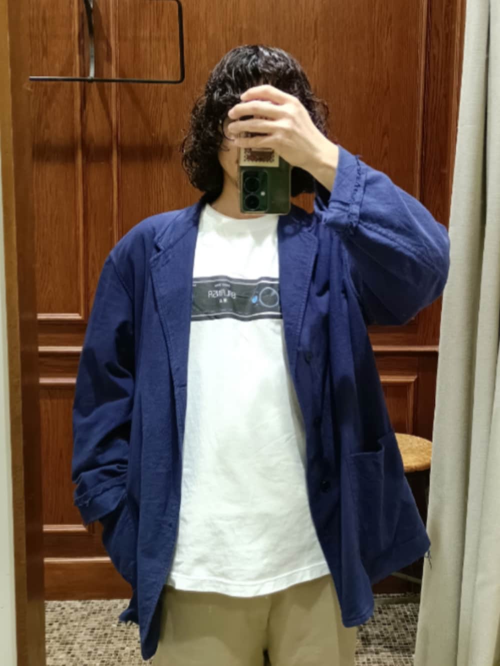 ホワイト系のTシャツ/カットソー、ブルー系のジャケット/アウター、ベージュ系のチノパンツを着用したメンズの冬コーディネートの2枚目の写真