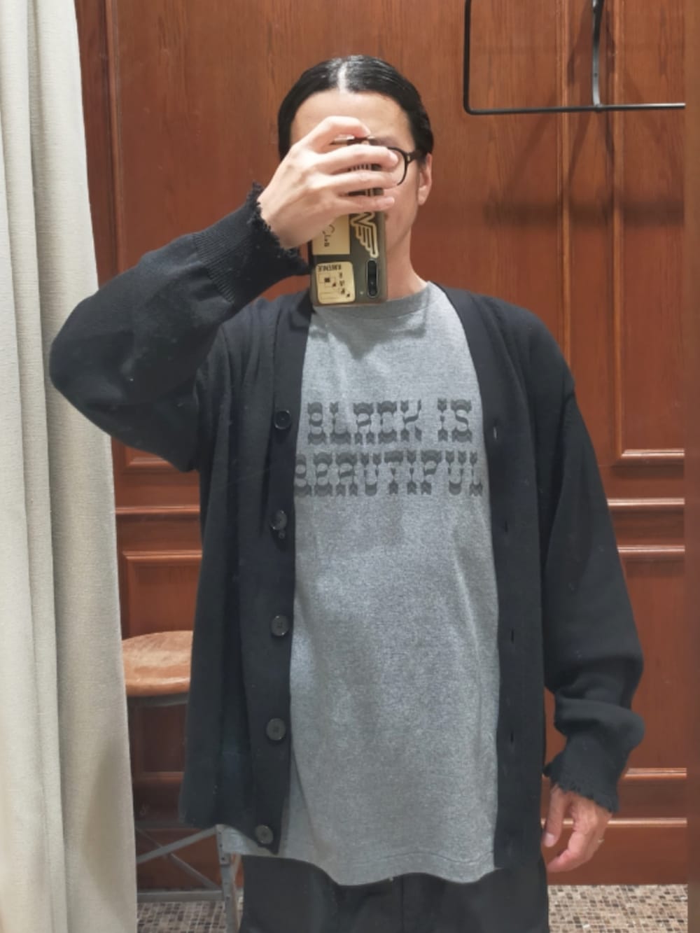 ブラック系のカーディガン/ボレロ、グレー系のTシャツ/カットソー、ブラック系のカーゴパンツを着用したメンズの秋コーディネートの3枚目の写真