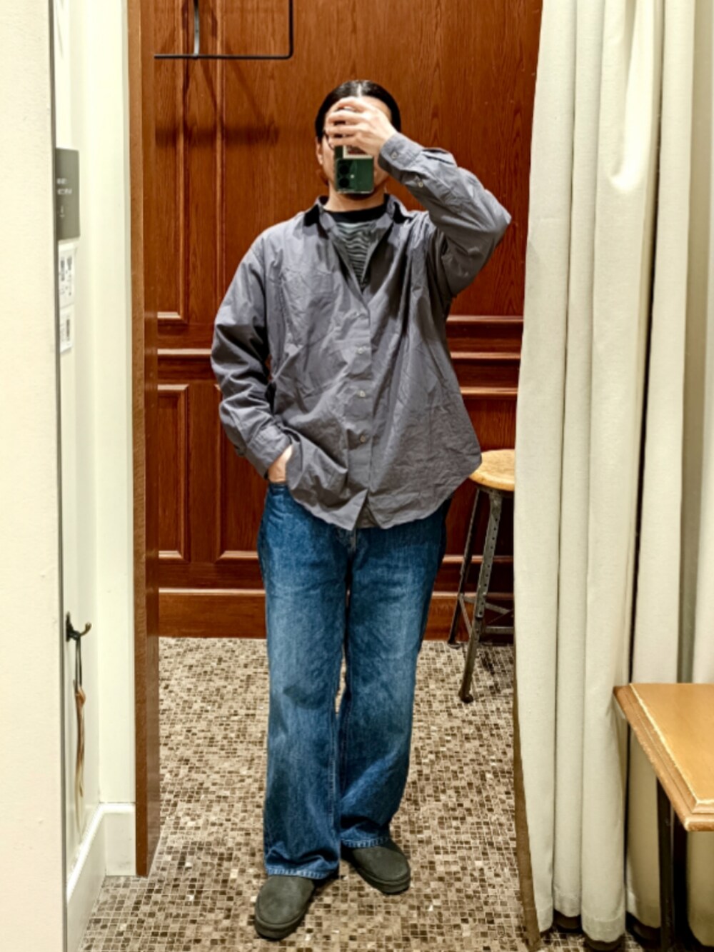 グレー系のシャツ/ブラウス、ブルー系のデニムパンツ、グレー系のスリッポンを着用したメンズの春コーディネートの2枚目の写真