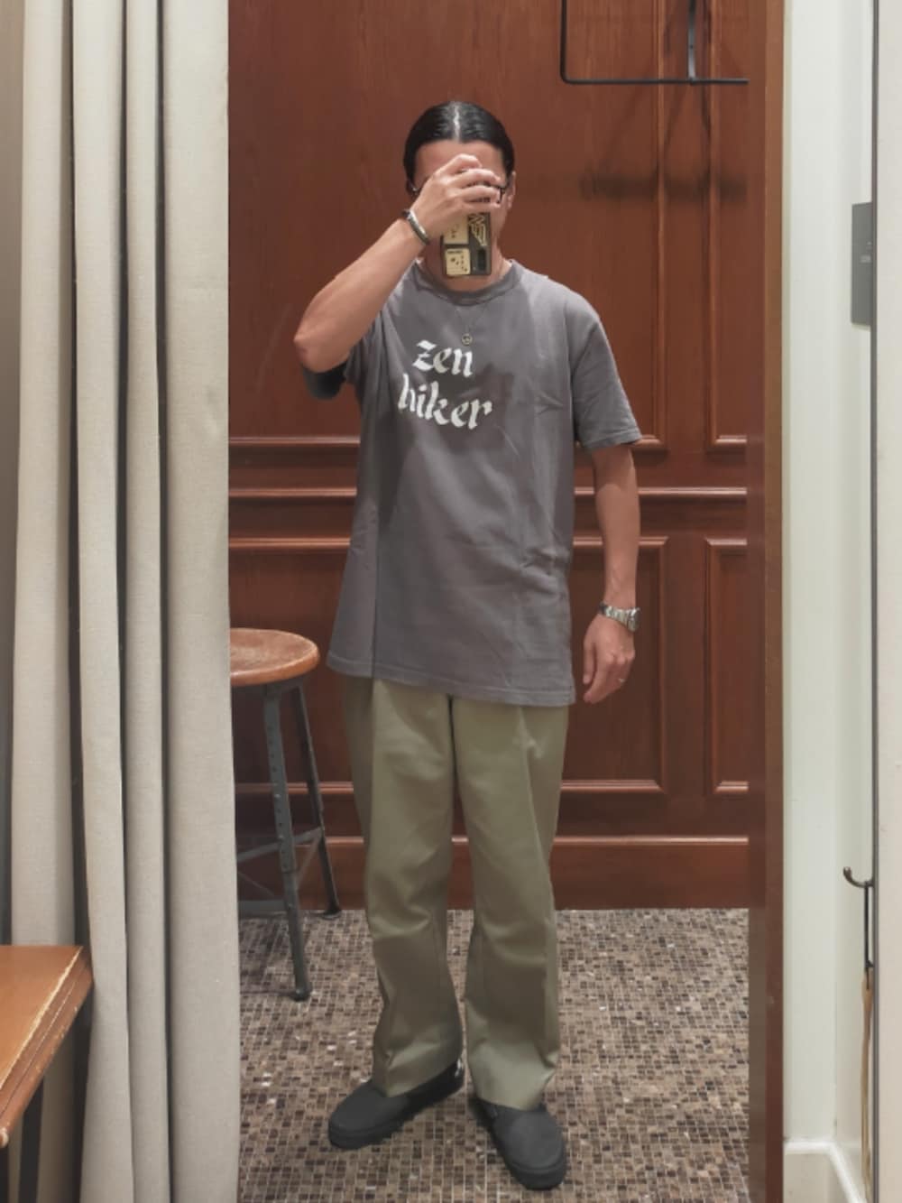 「Tシャツ、tacoma fuji records、チノスラックス、Dickies、UNUSED、スニーカー、スリッポン、VANS、VAINL ARCHIVE、大人カジュアル、シンプル、ootd、アウトドア、ストリート」｜「TACOMA FUJI RECORDSの＜TACOMA FUJI RECORDS＞ ZEN HIKER SS TEE/Tシャツ（Tシャツ/カットソー、グレー系）」を使った、D.nakamuraさん（メンズ・167cm）の夏コーディネートの2枚目の写真