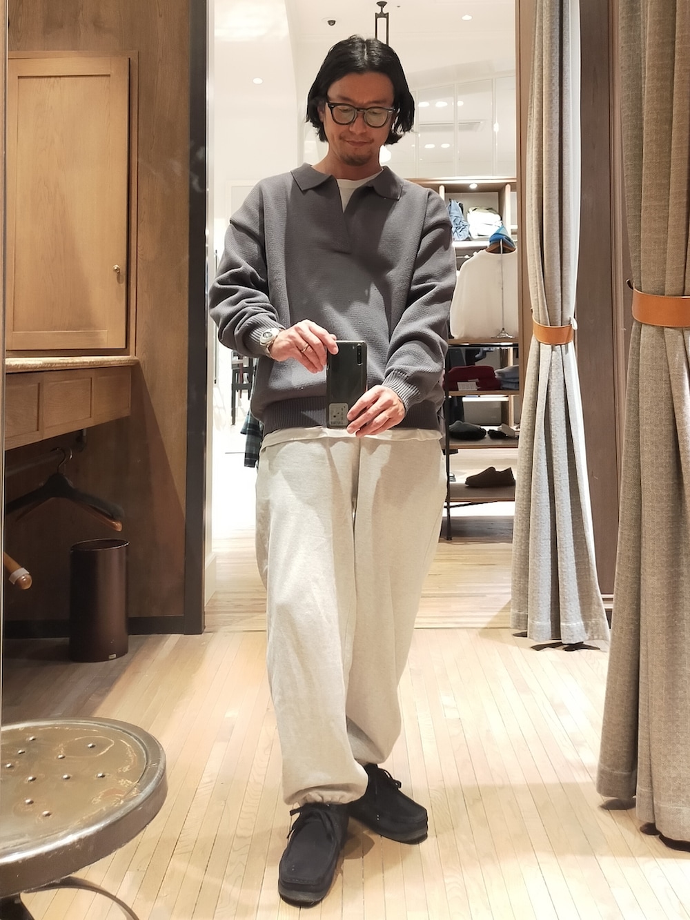 グレー系のニット/セーター、ブラック系のジャケット/アウター、グレー系のスウェットパンツを着用したメンズの冬コーディネートの3枚目の写真