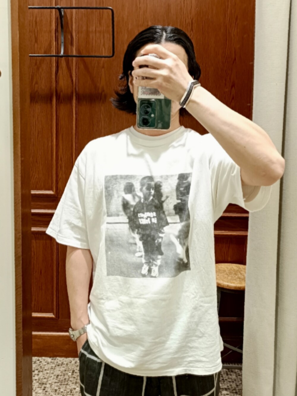 ホワイト系のTシャツ/カットソー、ブラック系のパンツ、ブラック系のローファーを着用したメンズの夏コーディネートの3枚目の写真