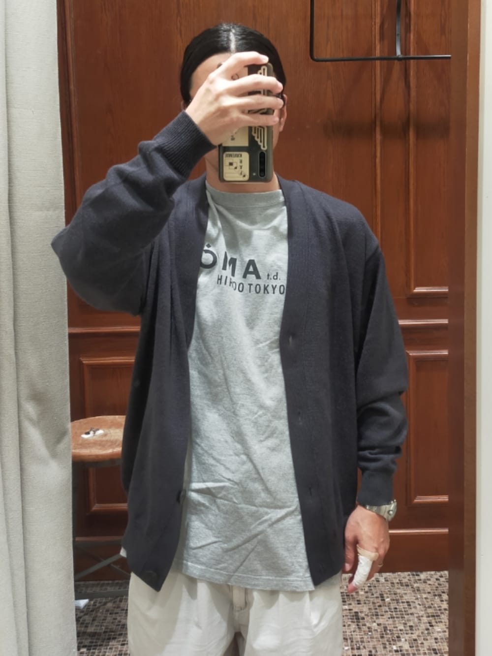 グレー系のカーディガン/ボレロ、グレー系のTシャツ/カットソー、ホワイト系のパンツを着用したメンズの秋コーディネートの3枚目の写真