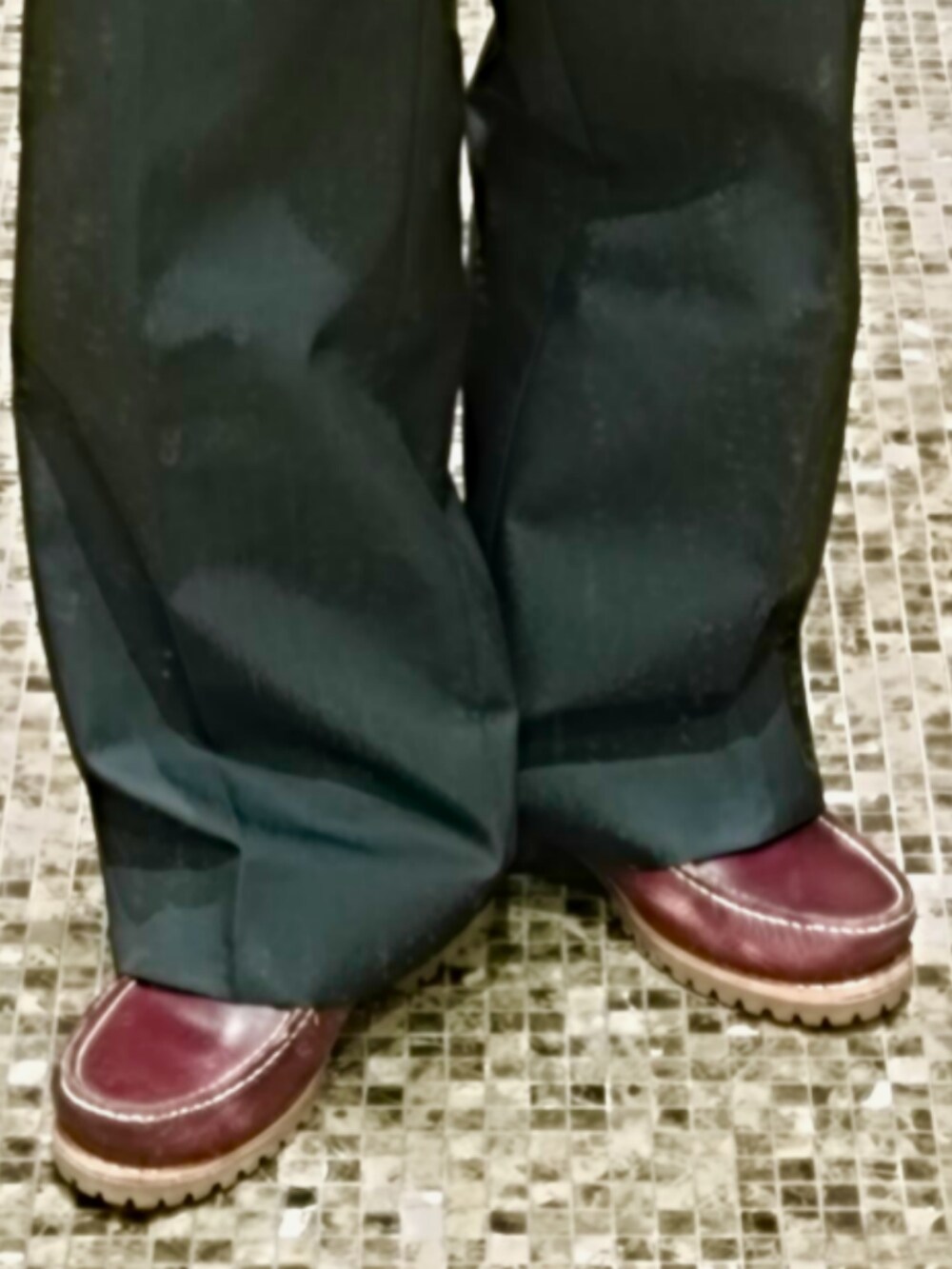 ブラウン系のベスト、ブルー系のシャツ/ブラウス、ブルー系のスラックスを着用したメンズの秋コーディネートの5枚目の写真