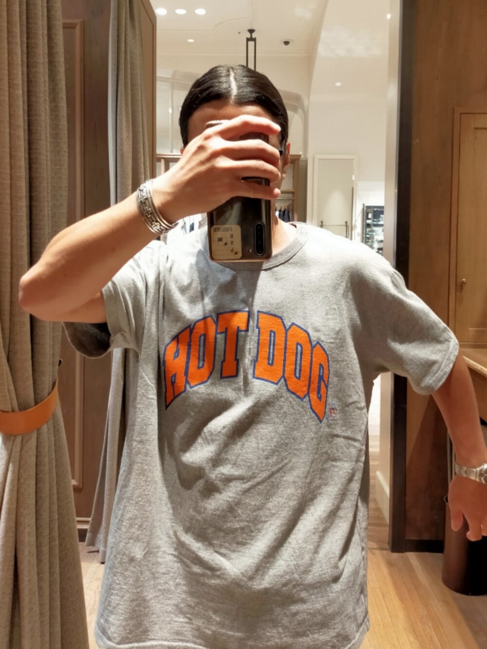 グレー系のTシャツ/カットソー、ブラック系のスラックス、ブラウン系のモカシン/デッキシューズを着用したメンズの夏コーディネートの3枚目の写真