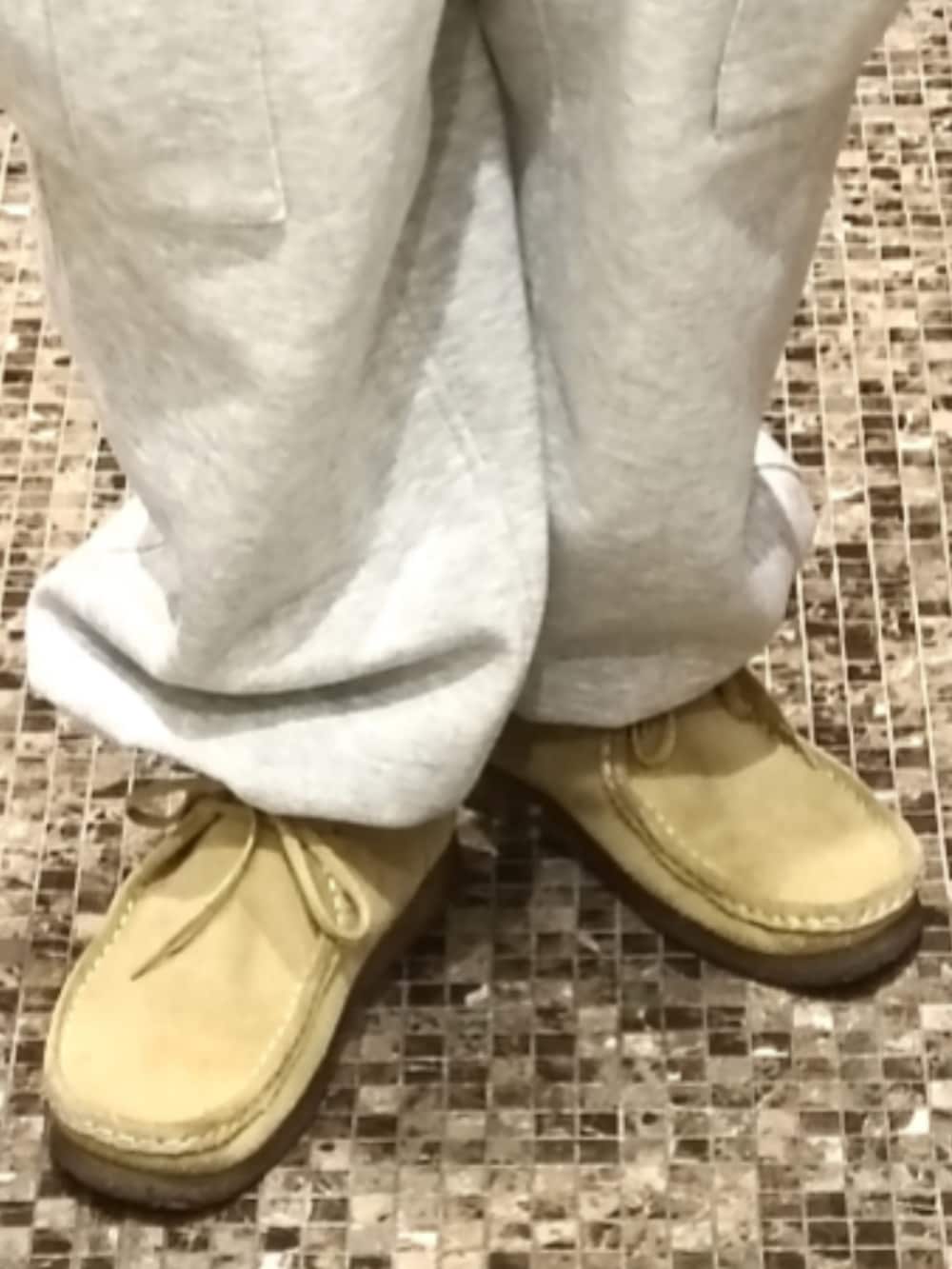 ピンク系のシャツ/ブラウス、グレー系のスウェットパンツ、ベージュ系のブーツを着用したメンズの冬コーディネートの5枚目の写真