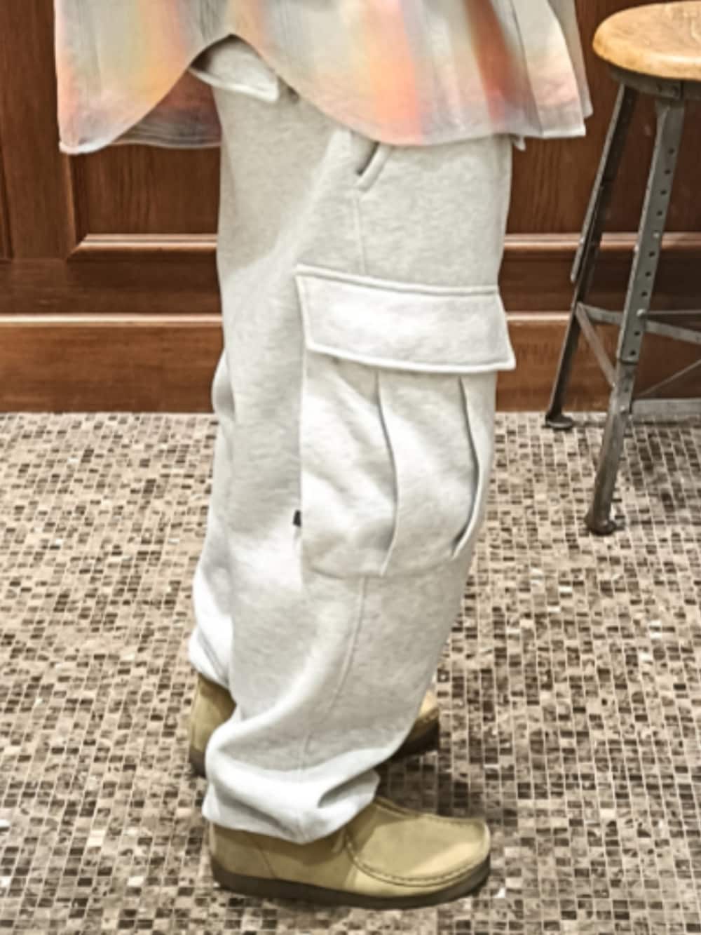 ピンク系のシャツ/ブラウス、グレー系のスウェットパンツ、ベージュ系のブーツを着用したメンズの冬コーディネートの4枚目の写真