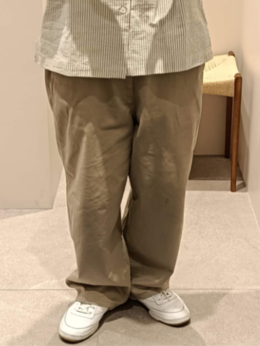 ホワイト系のシャツ/ブラウス、ベージュ系のチノパンツ、ホワイト系のスニーカーを着用したメンズの春コーディネートの3枚目の写真