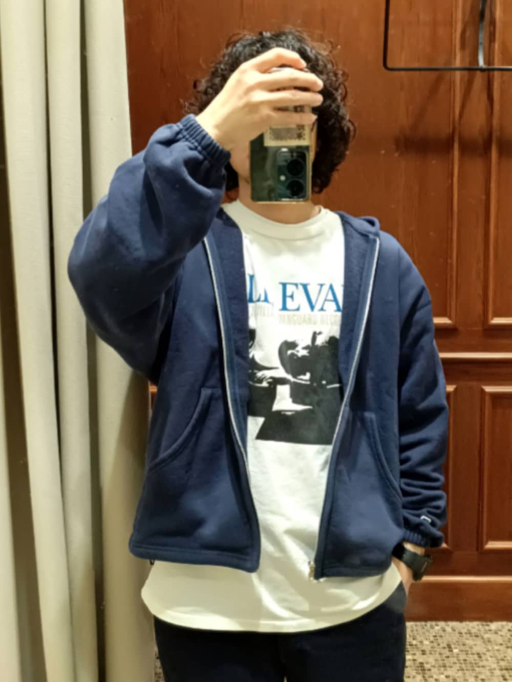 ホワイト系のTシャツ/カットソー、ブルー系のパーカー、ブルー系のチノパンツを着用したメンズの春コーディネートの2枚目の写真