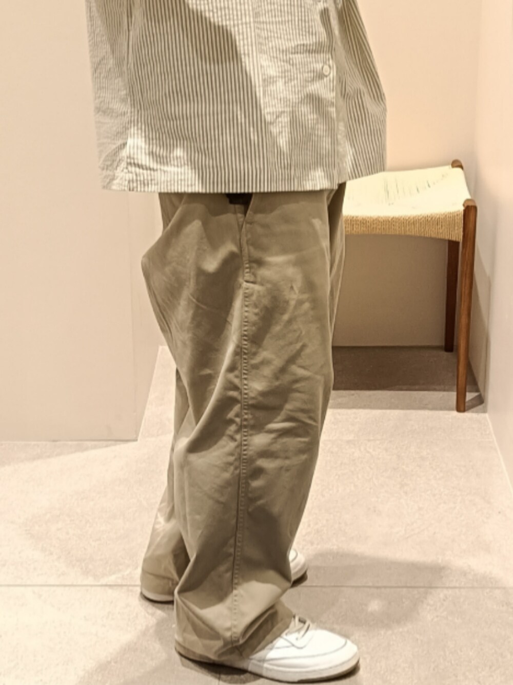 ホワイト系のシャツ/ブラウス、ベージュ系のチノパンツ、ホワイト系のスニーカーを着用したメンズの春コーディネートの4枚目の写真