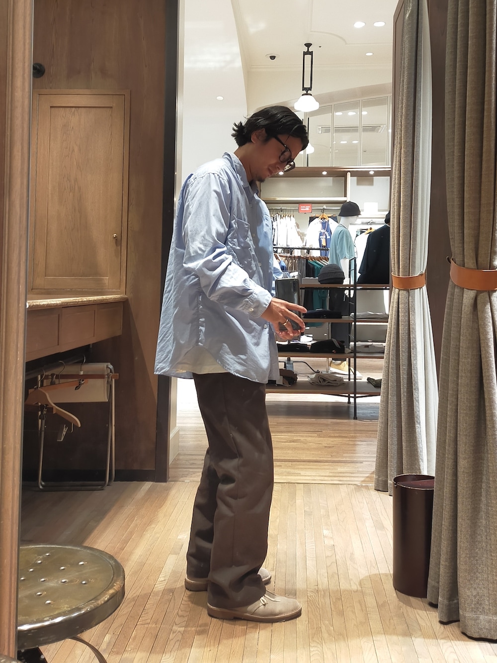 ブルー系のシャツ/ブラウス、ブラウン系のその他パンツ、ベージュ系のブーツを着用したメンズの夏コーディネートの2枚目の写真