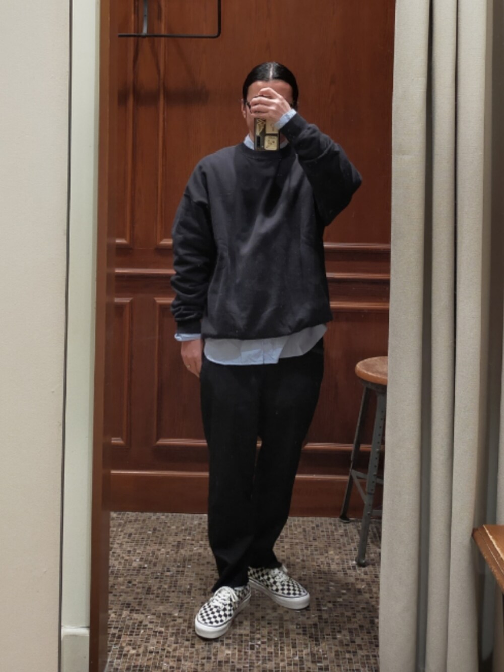 「スウェット、オーバーサイズ、info. BEAUTY&YOUTH、シャツ、BEAUTY&YOUTH UNITED ARROWS、スラックス、スニーカー、VANS、checker、大人カジュアル、シンプル、ootd、ブラック、ブルー」｜「info. BEAUTY&YOUTHのアイテム（スウェット、ブラック系）」を使った、D.nakamuraさん（メンズ・167cm）の冬コーディネートの2枚目の写真