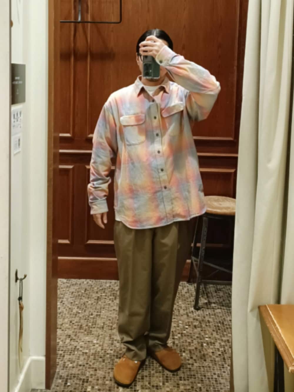 ピンク系のシャツ/ブラウス、ベージュ系のスラックス、ブラウン系のサンダルを着用したメンズの冬コーディネートの2枚目の写真