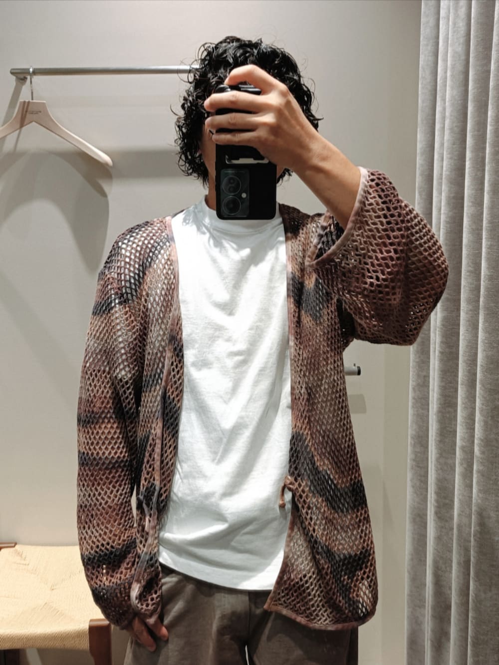 ホワイト系のTシャツ/カットソー、その他のカーディガン/ボレロ、ベージュ系のパンツを着用したメンズの秋コーディネートの2枚目の写真