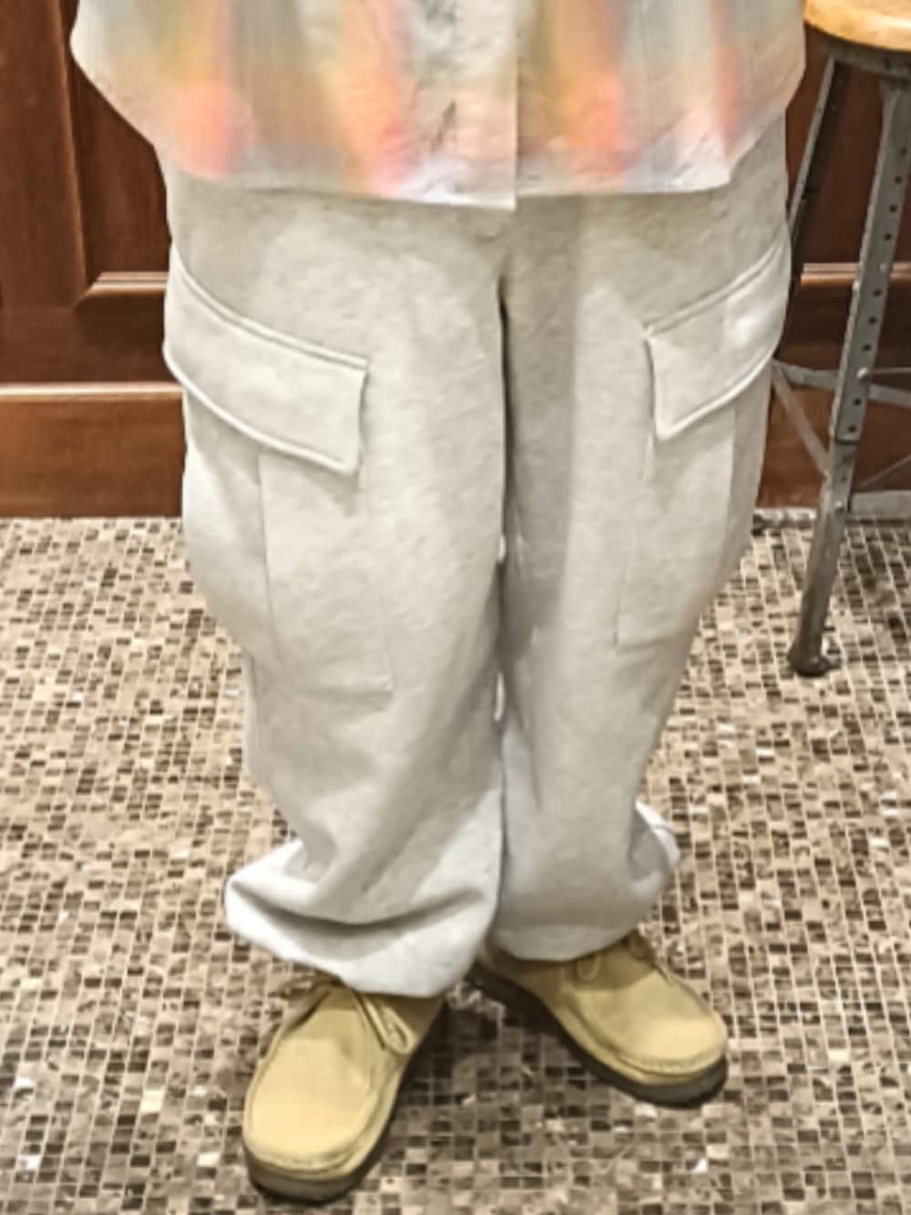 ピンク系のシャツ/ブラウス、グレー系のスウェットパンツ、ベージュ系のブーツを着用したメンズの冬コーディネートの3枚目の写真