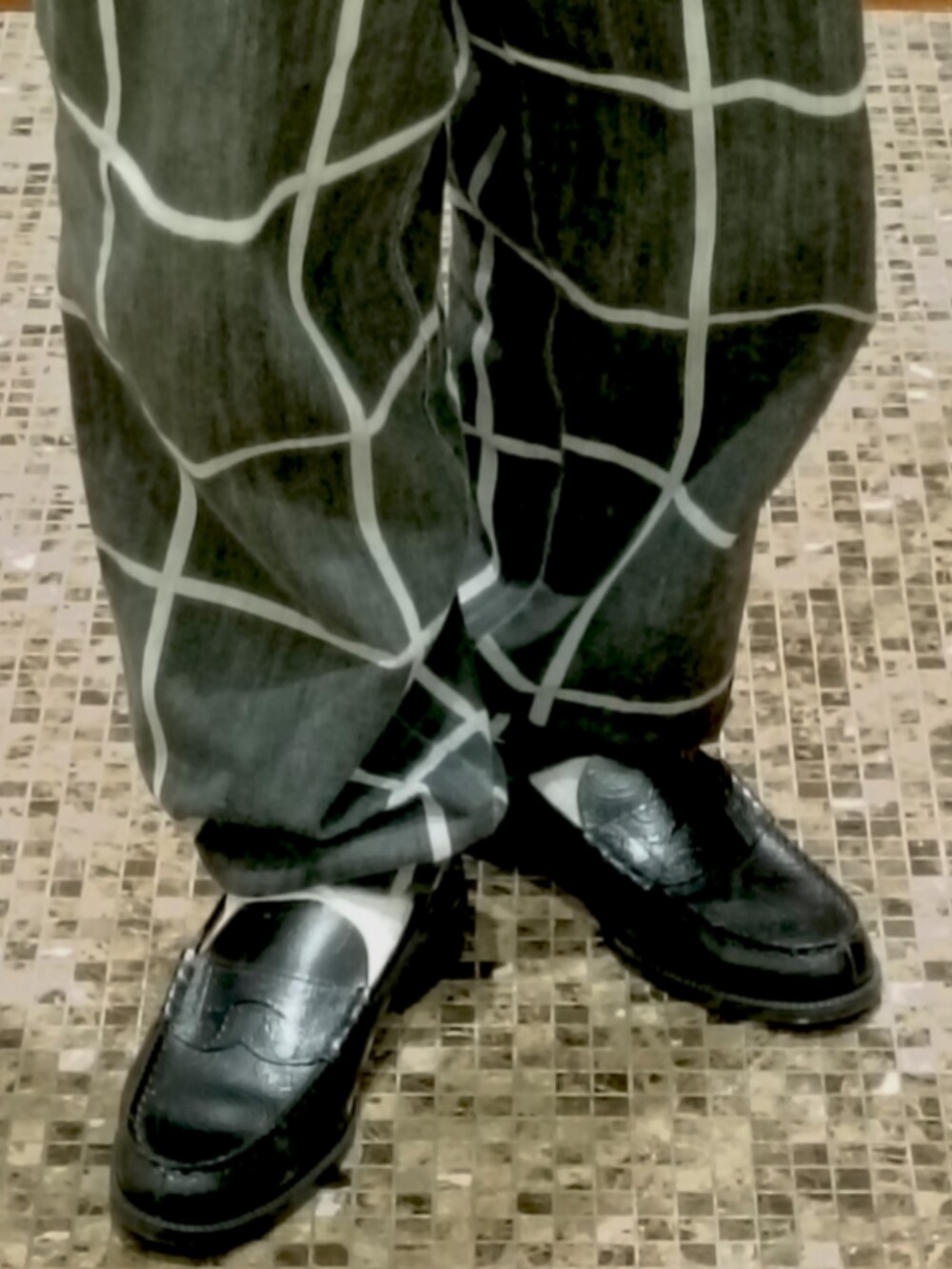 ホワイト系のTシャツ/カットソー、ブラック系のパンツ、ブラック系のローファーを着用したメンズの夏コーディネートの5枚目の写真