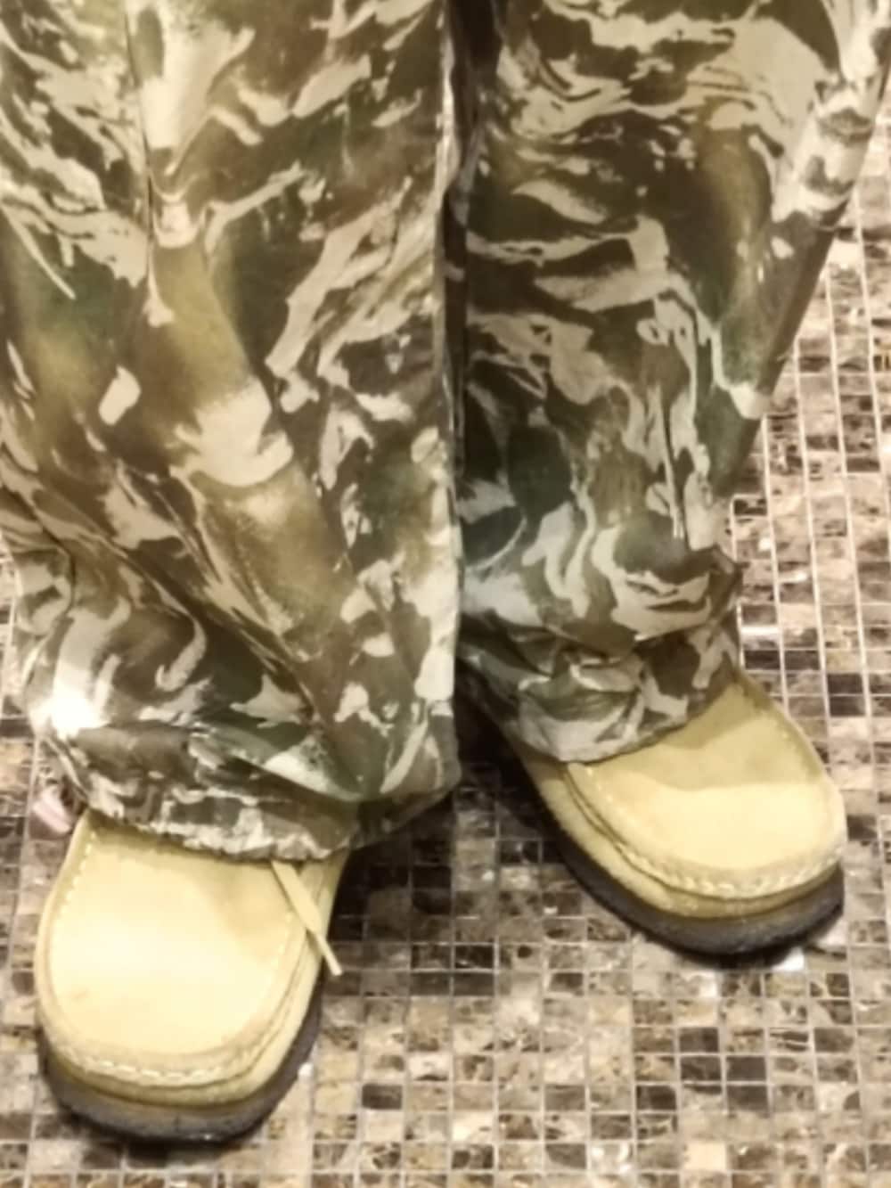 ベージュ系のニット/セーター、グリーン系のパンツ、ベージュ系のブーツを着用したメンズの春コーディネートの5枚目の写真