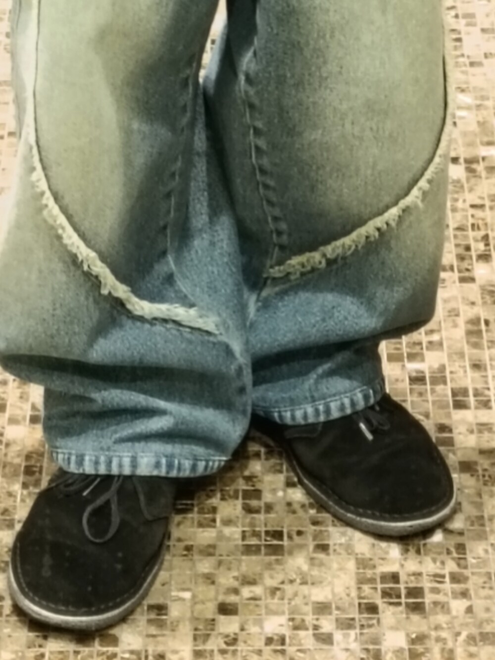 ブルー系のジャケット/アウター、ブラック系のTシャツ/カットソー、ブルー系のデニムパンツを着用したメンズの冬コーディネートの5枚目の写真