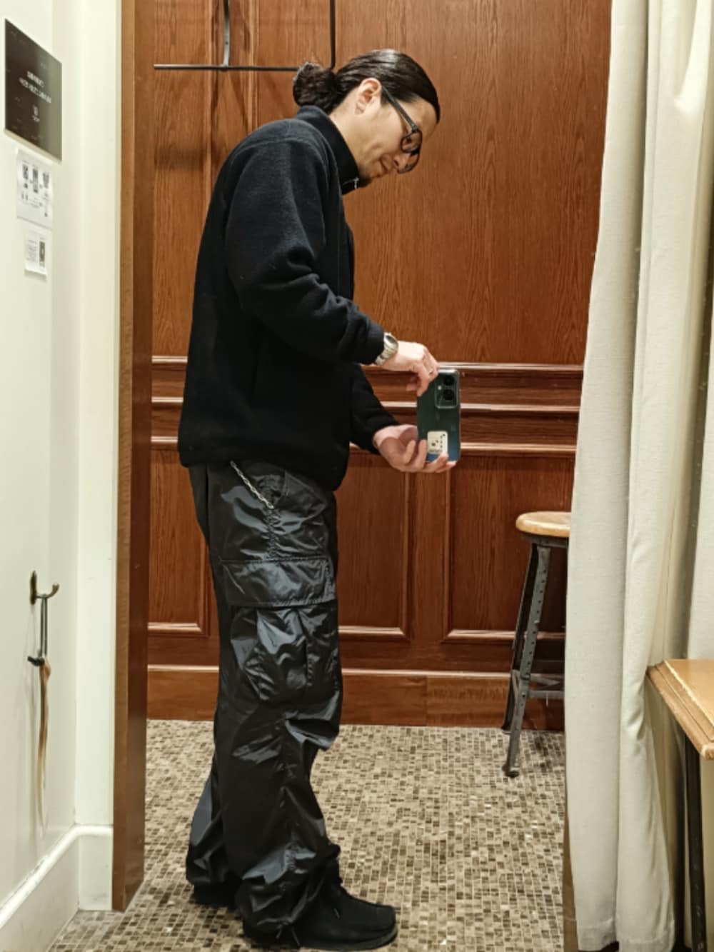 ブラック系のトップス、グレー系のカーゴパンツ、ブラック系のブーツを着用したメンズの冬コーディネートの3枚目の写真