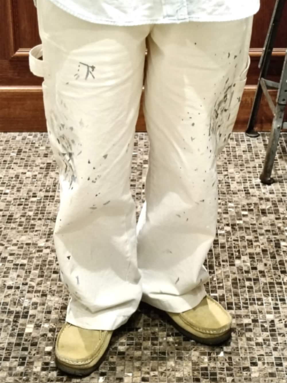 ブルー系のシャツ/ブラウス、ホワイト系のパンツ、ベージュ系のブーツを着用したメンズの春コーディネートの3枚目の写真