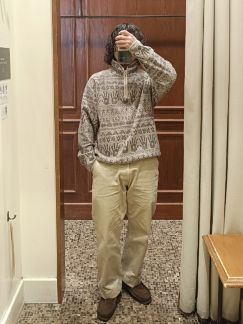 ベージュ系のカーディガン/ボレロ、ベージュ系のチノパンツ、ブラウン系のモカシン/デッキシューズを着用したメンズの冬コーディネートの2枚目の写真