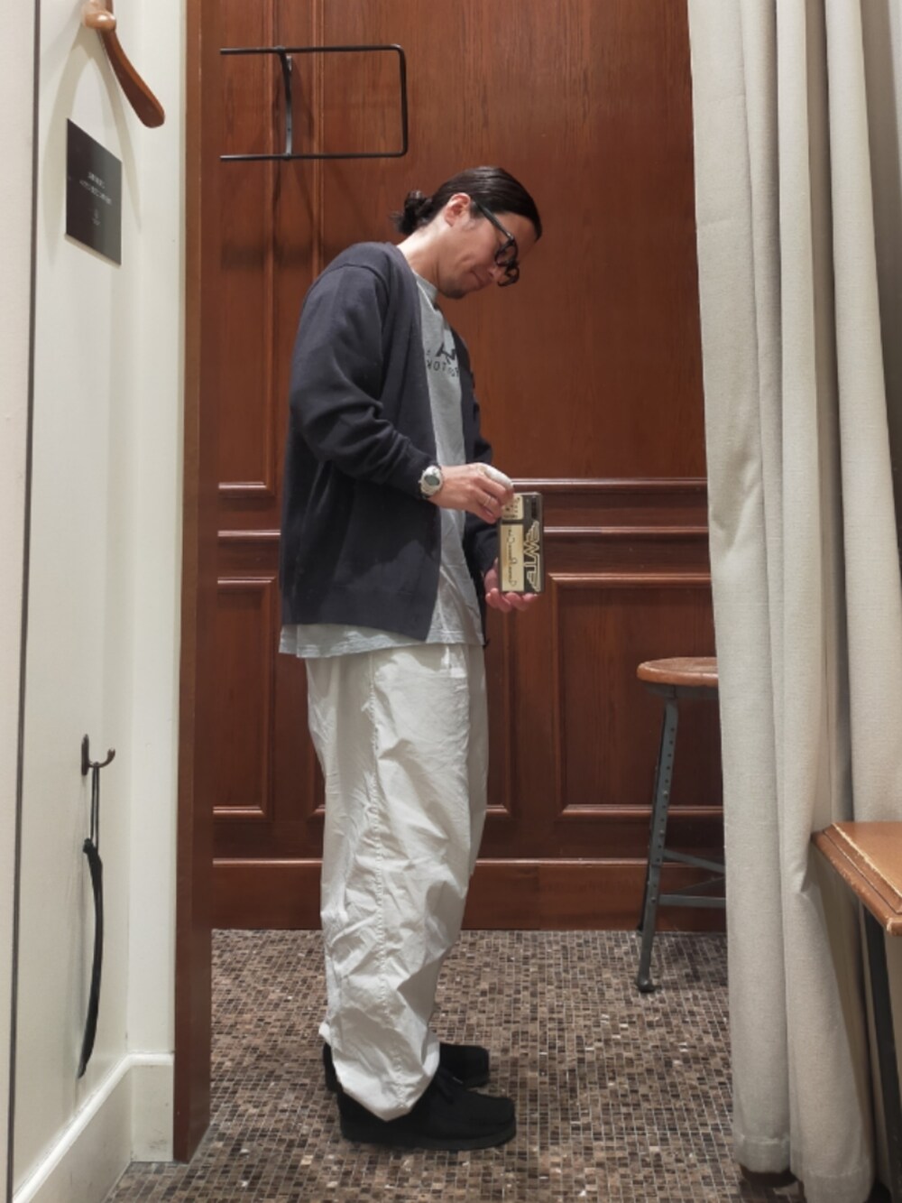 グレー系のカーディガン/ボレロ、グレー系のTシャツ/カットソー、ホワイト系のパンツを着用したメンズの秋コーディネートの2枚目の写真