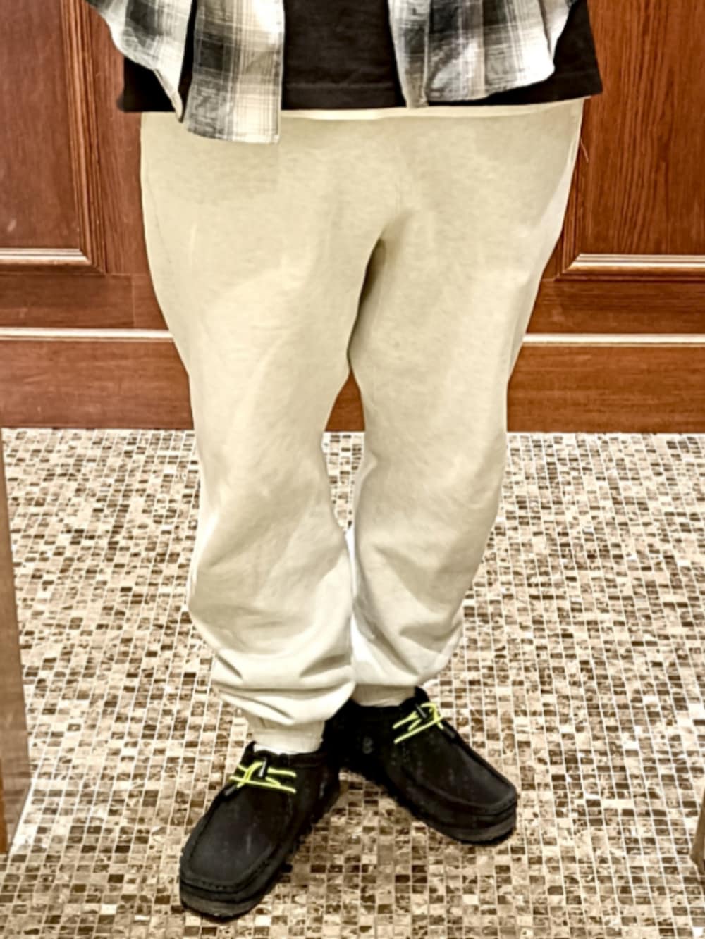 ブラック系のTシャツ/カットソー、ブラック系のシャツ/ブラウス、グレー系のスウェットパンツを着用したメンズの冬コーディネートの4枚目の写真