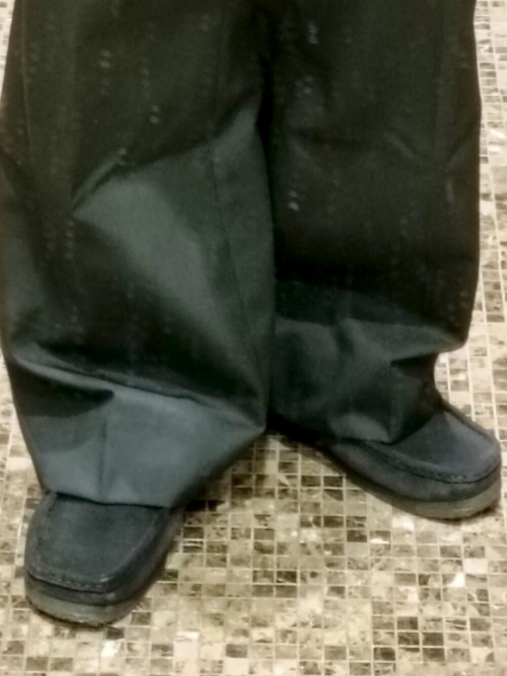 グレー系のTシャツ/カットソー、ブラック系のスラックス、ブラック系のブーツを着用したメンズの秋コーディネートの5枚目の写真