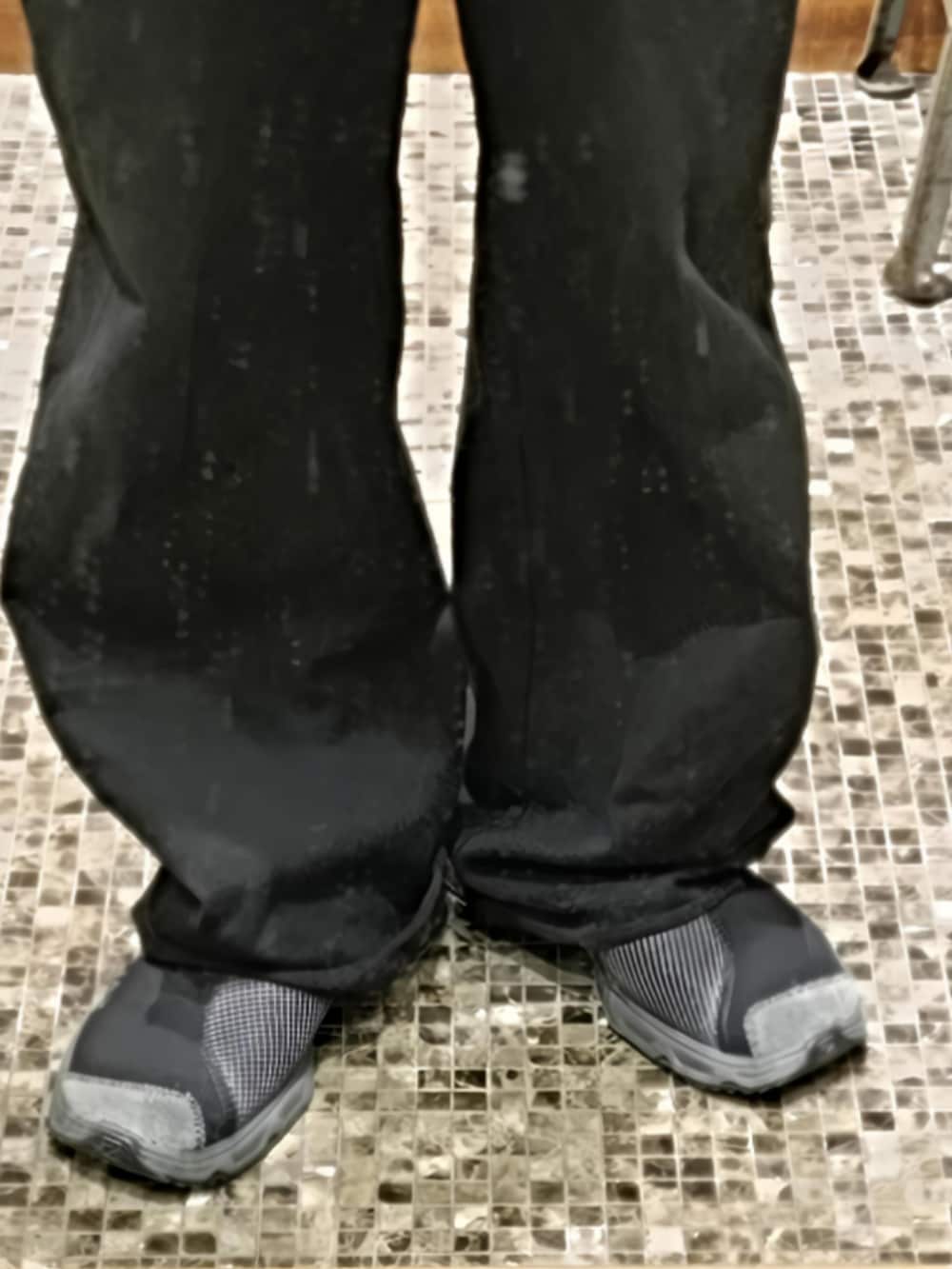 ブラック系のシャツ/ブラウス、ブラック系のスウェットパンツ、ブラック系のサンダルを着用したメンズの夏コーディネートの5枚目の写真