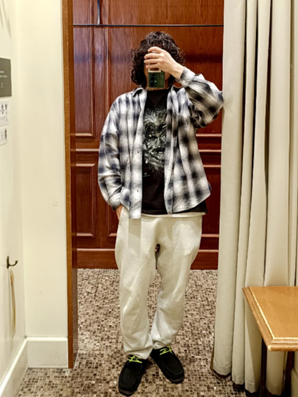 ブラック系のTシャツ/カットソー、ブラック系のシャツ/ブラウス、グレー系のスウェットパンツを着用したメンズの冬コーディネートの2枚目の写真