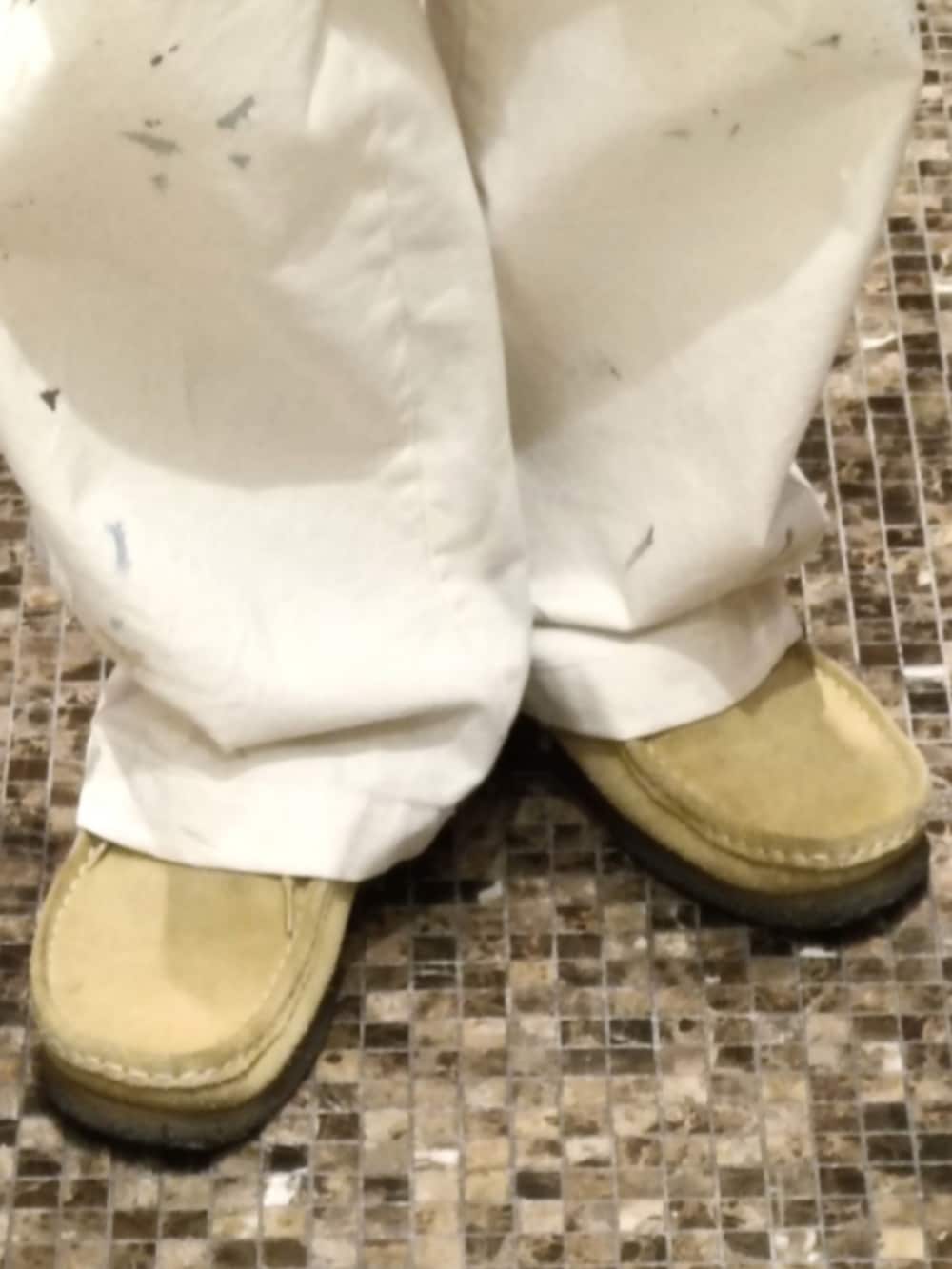 ブルー系のシャツ/ブラウス、ホワイト系のパンツ、ベージュ系のブーツを着用したメンズの春コーディネートの5枚目の写真