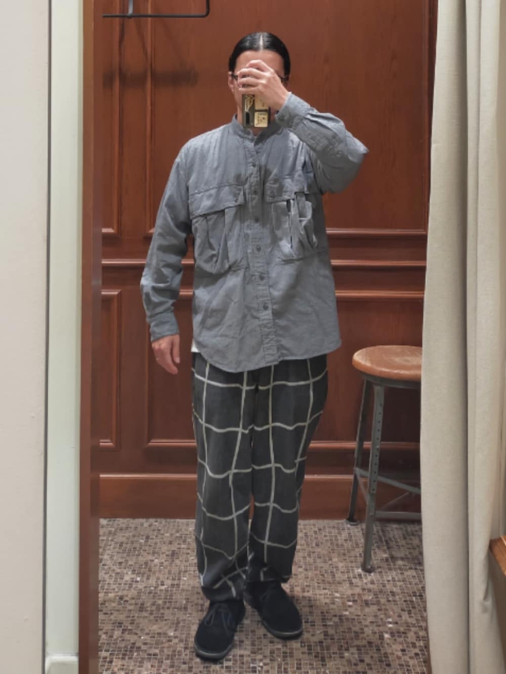 グレー系のシャツ/ブラウス、ブラック系のパンツ、ブラック系のブーツを着用したメンズの秋コーディネートの2枚目の写真