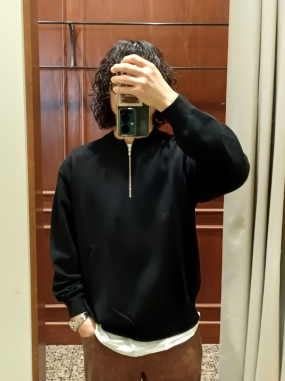 ブラック系のニット/セーター、ブラウン系のその他パンツ、ブラック系のブーツを着用したメンズの冬コーディネートの2枚目の写真