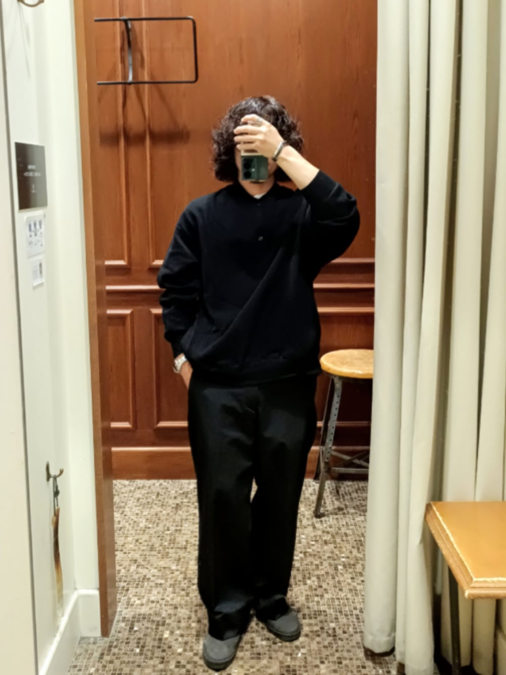 ブラック系のトップス、ブラック系のスラックス、グレー系のスニーカーを着用したメンズの秋コーディネートの2枚目の写真