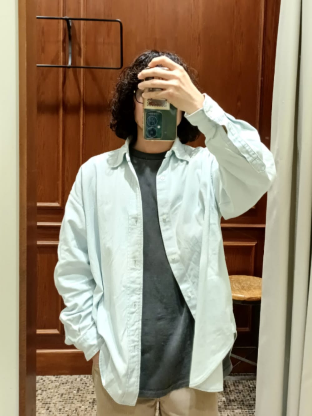 グレー系のTシャツ/カットソー、ブルー系のシャツ/ブラウス、ベージュ系のパンツを着用したメンズの冬コーディネートの2枚目の写真