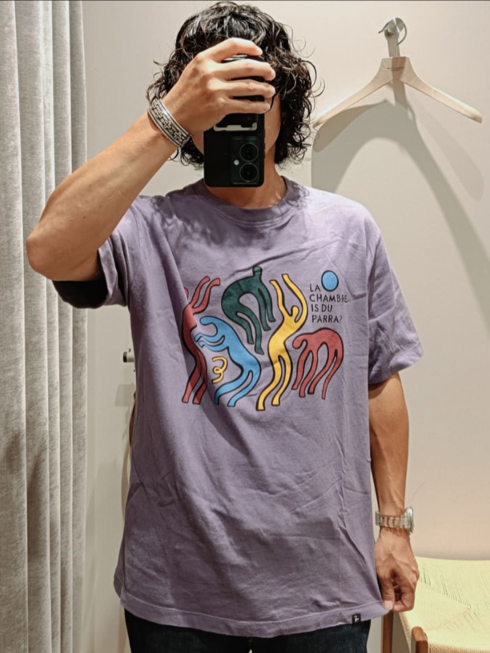 パープル系のTシャツ/カットソー、ブルー系のデニムパンツ、ブラウン系のサンダルを着用したメンズの夏コーディネートの2枚目の写真