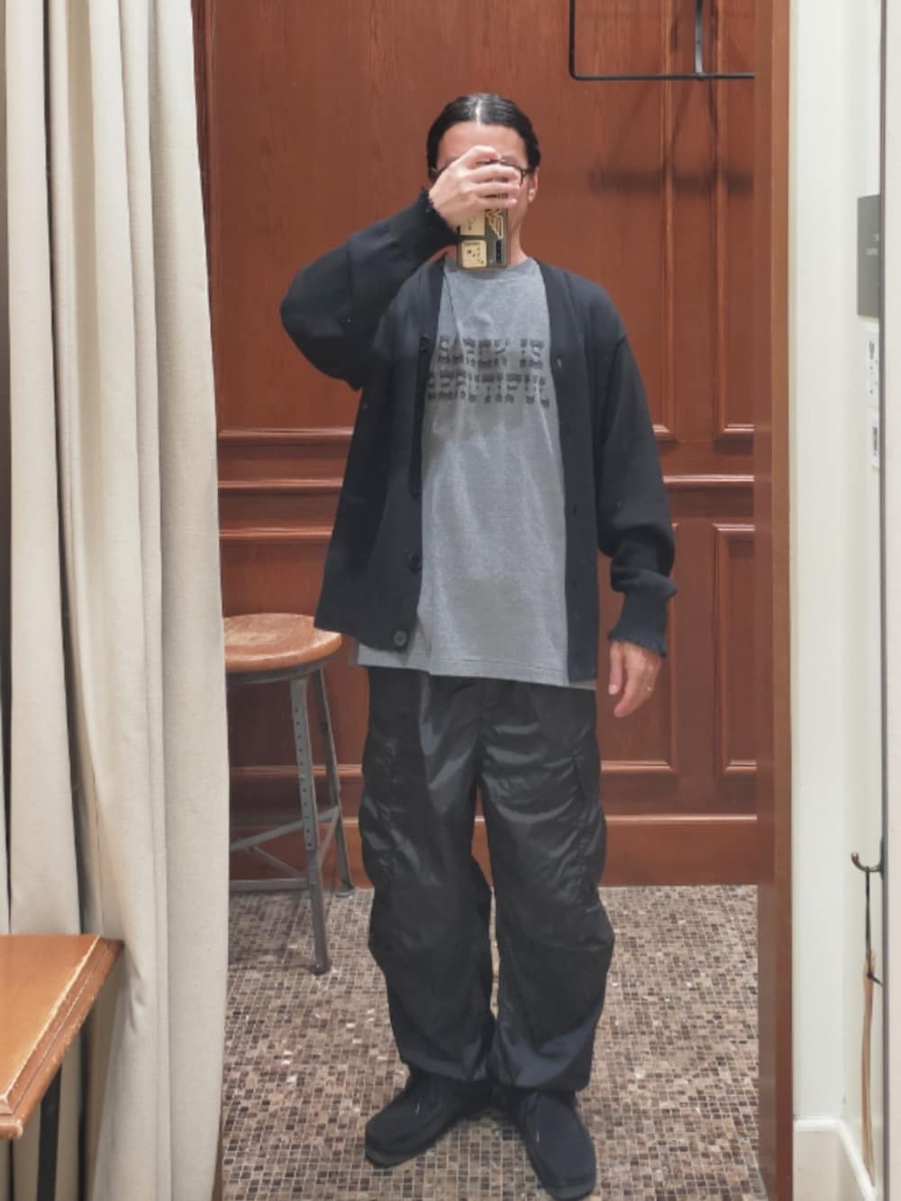ブラック系のカーディガン/ボレロ、グレー系のTシャツ/カットソー、ブラック系のカーゴパンツを着用したメンズの秋コーディネートの2枚目の写真