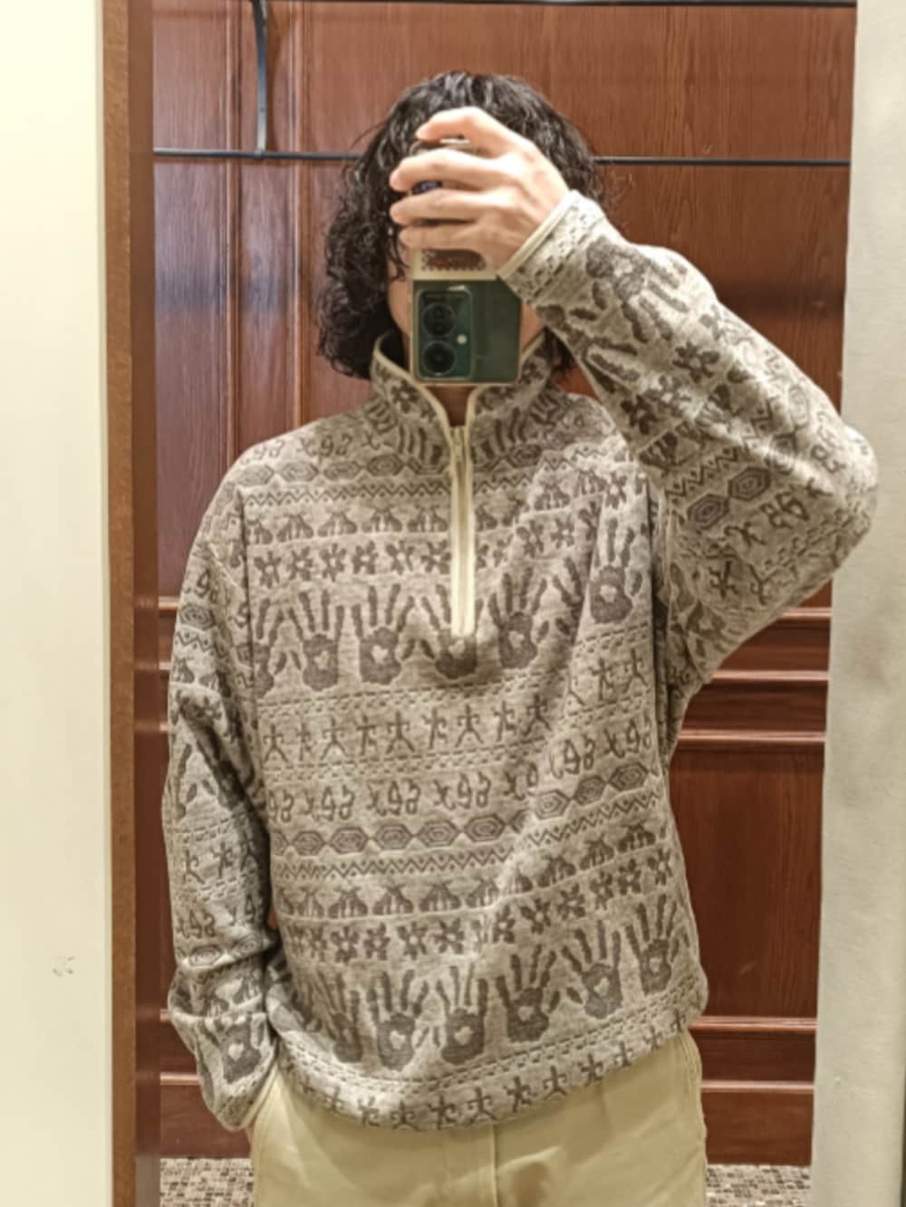 ベージュ系のカーディガン/ボレロ、ベージュ系のチノパンツ、ブラウン系のモカシン/デッキシューズを着用したメンズの冬コーディネートの3枚目の写真