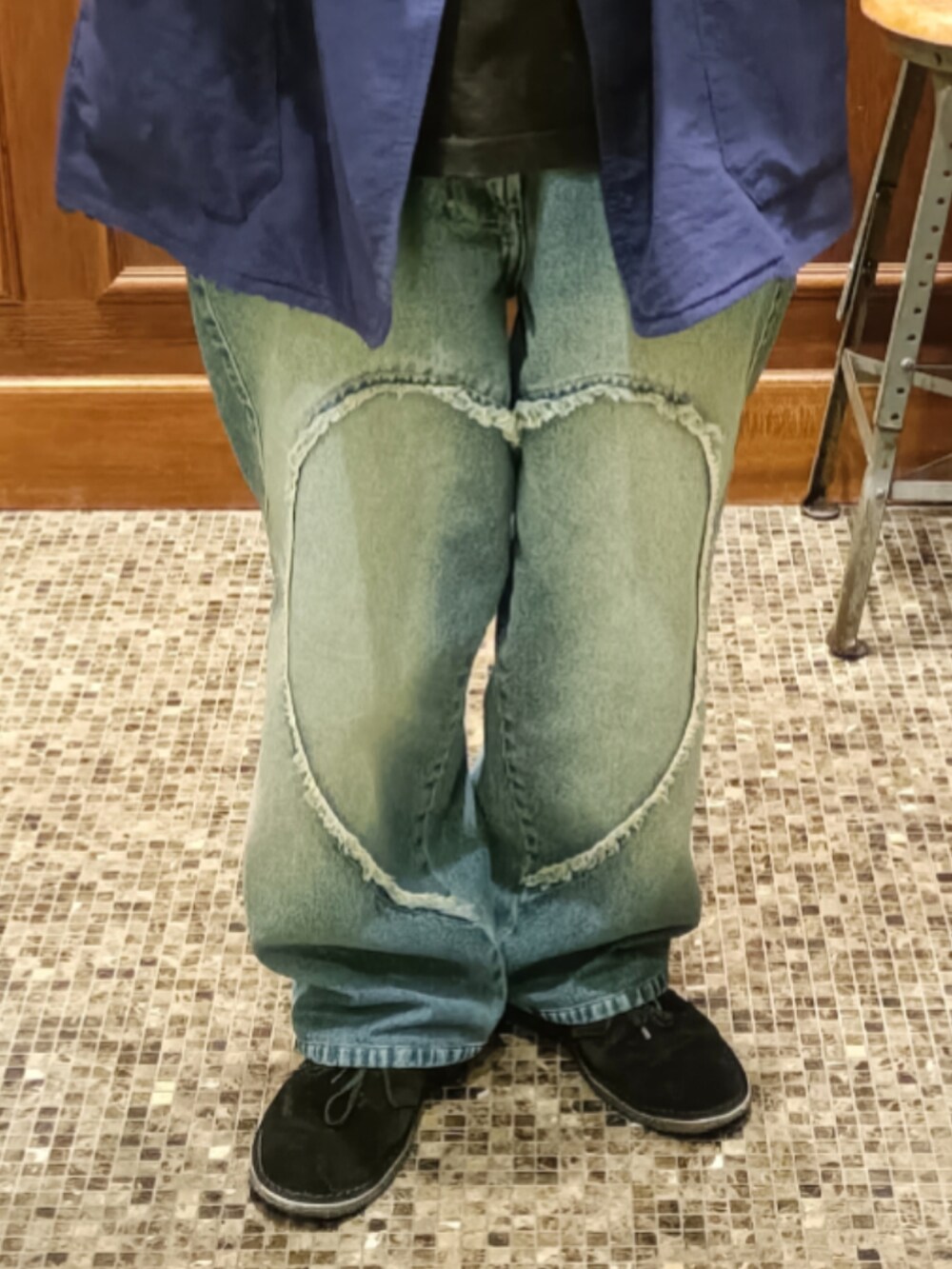 ブルー系のジャケット/アウター、ブラック系のTシャツ/カットソー、ブルー系のデニムパンツを着用したメンズの冬コーディネートの3枚目の写真