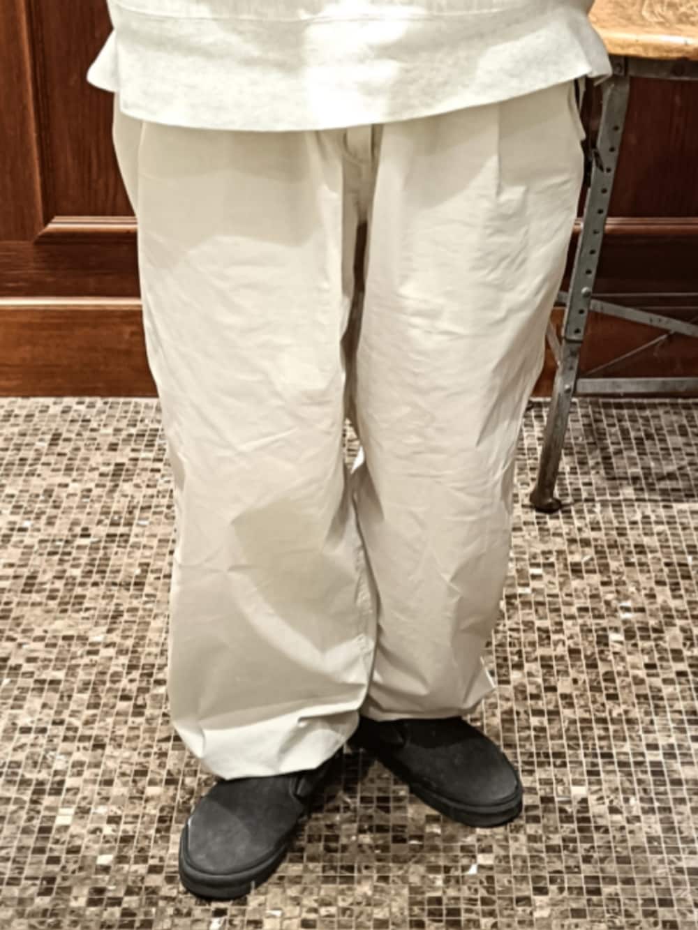 グレー系のスウェット、ホワイト系のパンツ、グレー系のスリッポンを着用したメンズの春コーディネートの3枚目の写真