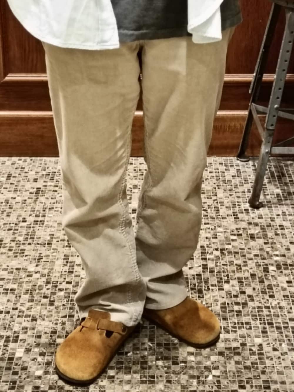 グレー系のTシャツ/カットソー、ブルー系のシャツ/ブラウス、ベージュ系のパンツを着用したメンズの冬コーディネートの3枚目の写真