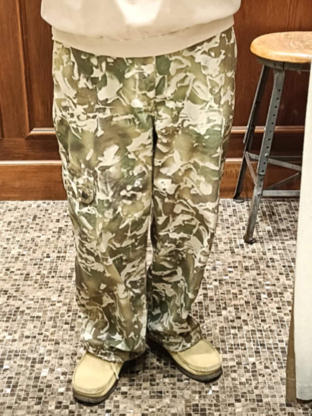 ベージュ系のニット/セーター、グリーン系のパンツ、ベージュ系のブーツを着用したメンズの春コーディネートの3枚目の写真