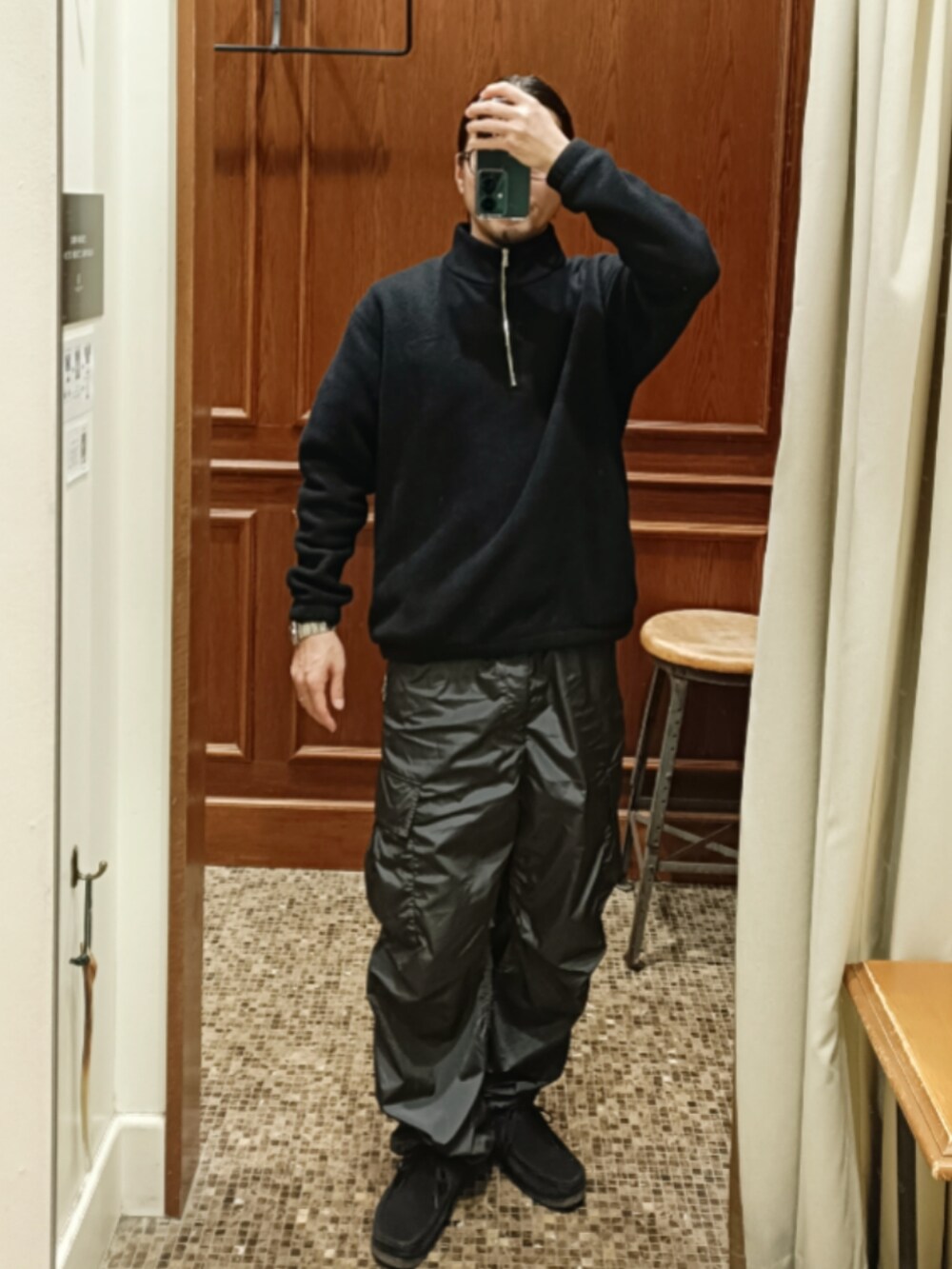 ブラック系のトップス、グレー系のカーゴパンツ、ブラック系のブーツを着用したメンズの冬コーディネートの2枚目の写真