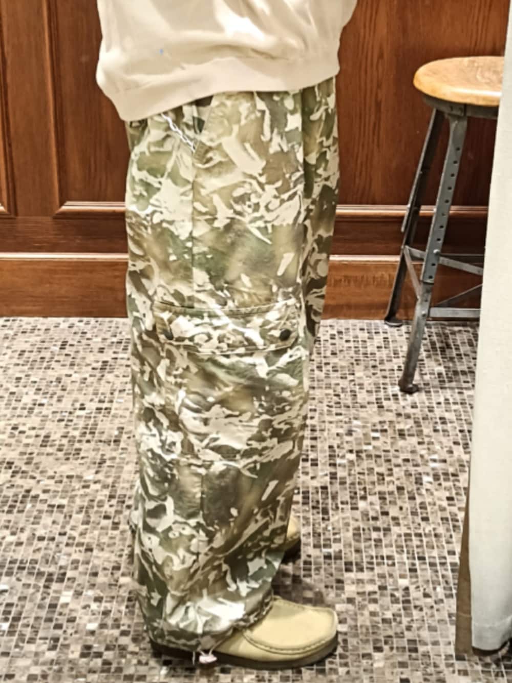 ベージュ系のニット/セーター、グリーン系のパンツ、ベージュ系のブーツを着用したメンズの春コーディネートの4枚目の写真