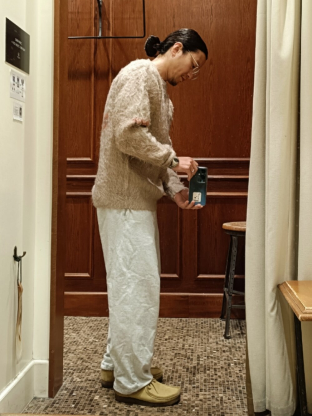 ベージュ系のニット/セーター、グレー系のスウェットパンツ、ベージュ系のブーツを着用したメンズの冬コーディネートの3枚目の写真