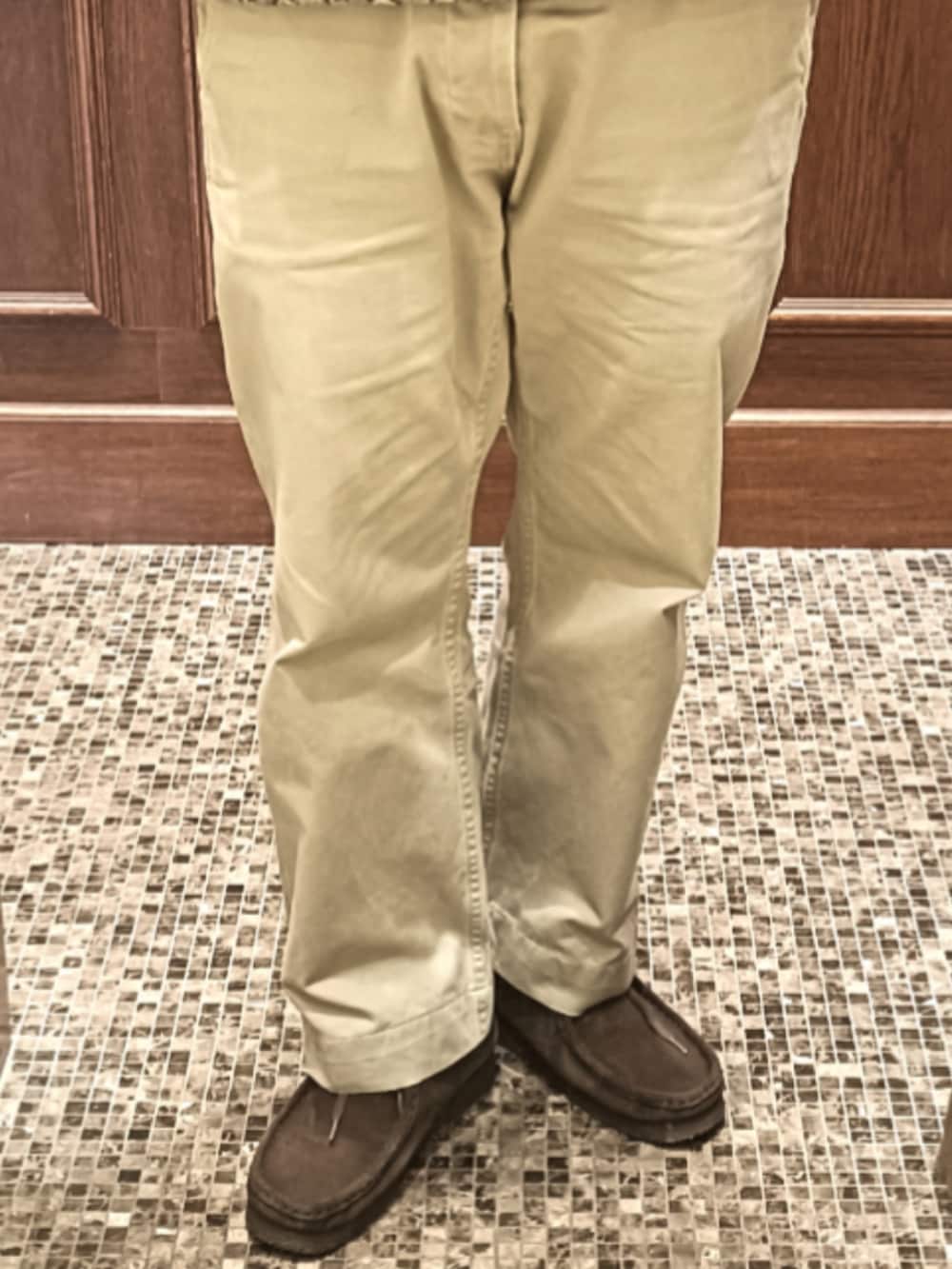 ベージュ系のカーディガン/ボレロ、ベージュ系のチノパンツ、ブラウン系のモカシン/デッキシューズを着用したメンズの冬コーディネートの4枚目の写真