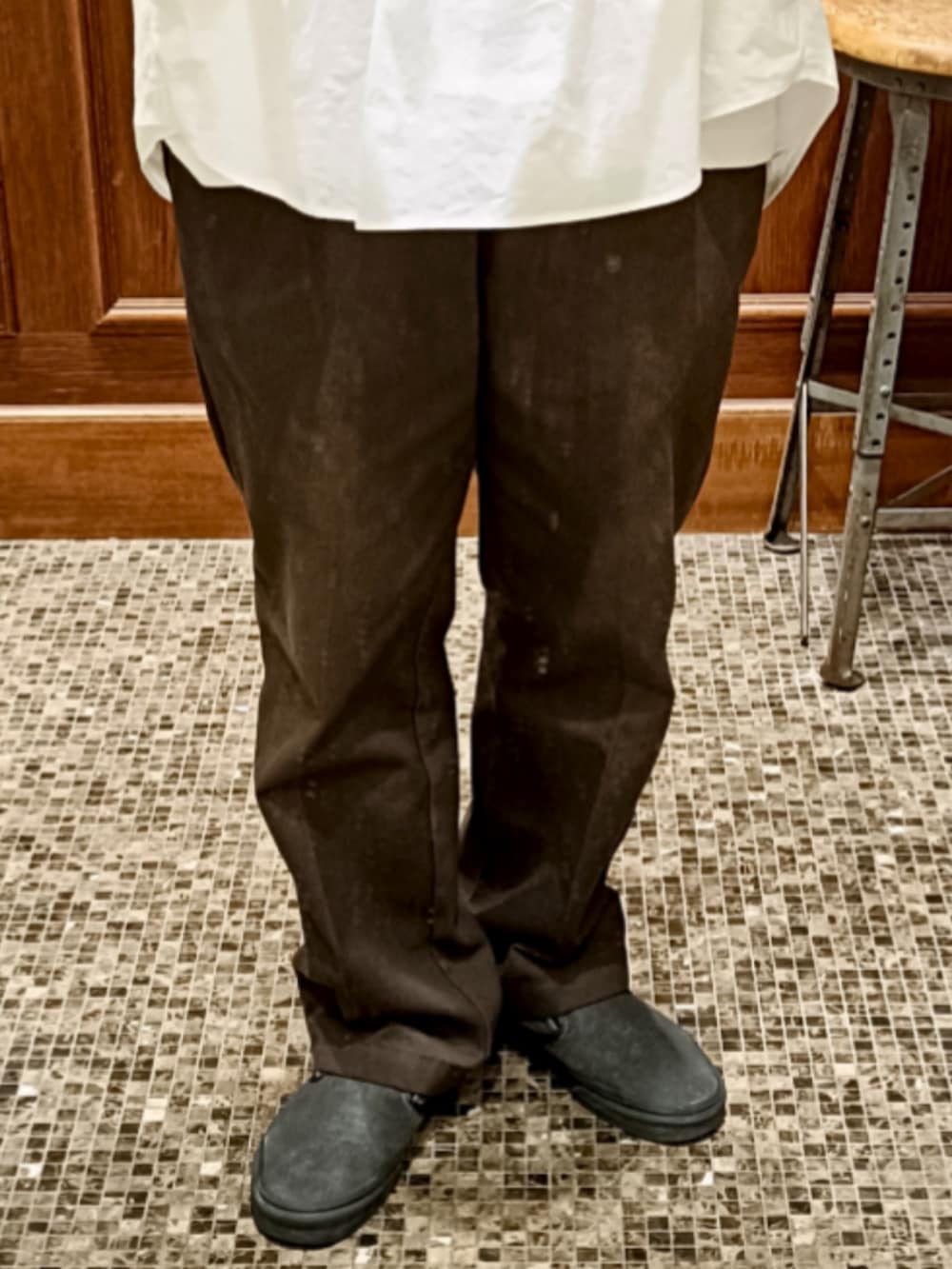 ホワイト系のシャツ/ブラウス、ブラウン系のパンツ、グレー系のスリッポンを着用したメンズの夏コーディネートの4枚目の写真