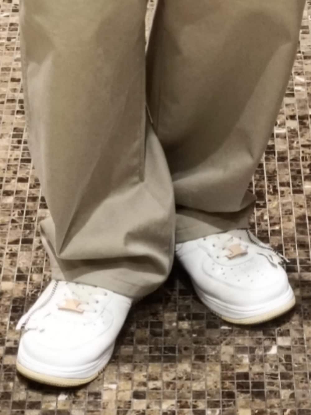 ホワイト系のTシャツ/カットソー、ブルー系のジャケット/アウター、ベージュ系のチノパンツを着用したメンズの冬コーディネートの5枚目の写真